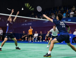 Strategi Intercept di Depan Net Saat Bermain Badminton Ganda Sangat Cepat